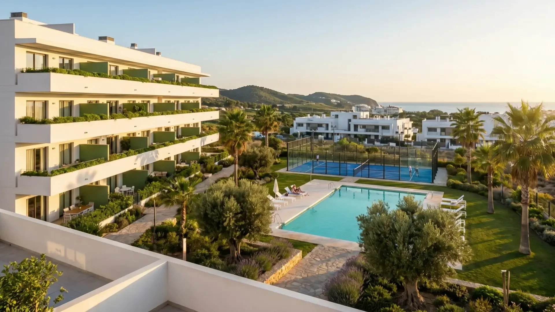 Piscina y espacios de una comunidad residencial